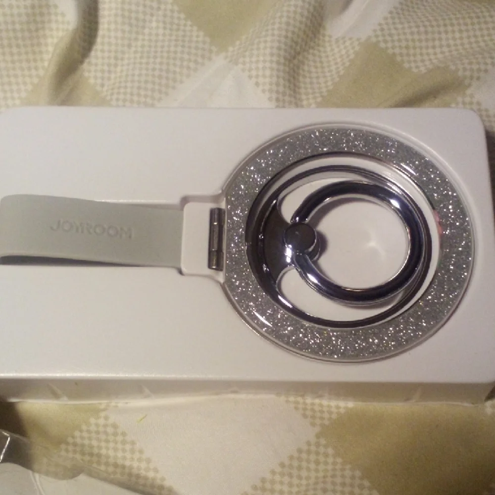 NIB! Silver Magnetic Phone Ring Holder